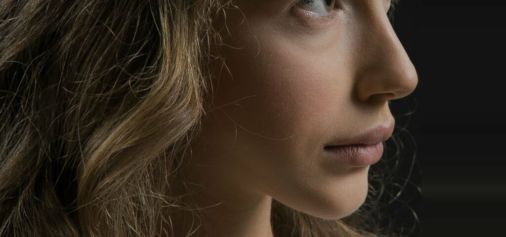 Perfil nasal femenino: dorso y punta de la nariz en una rinoplastia ultrasónica en Bilbao